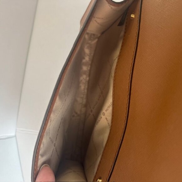 Michael Kors Jet Set Saffiano Crossbody with detachable Strap (tan) and Wallet - Picture 6 of 7